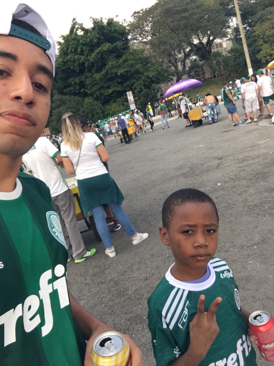 ASM7's tweet photo. Não sei nem como contar isso, mas esse mlk tem 8 anos, mora na rua e é pedinte no metrô. Disse que vai sozinho em jogos do Palmeiras no Pacaembu pq criança não paga. E não é que foi assim mesmo? É um tapa na cara de muitos que se dizem torcedor, dei o lanche e a camisa com gosto. https://t.co/QiqF3NvfI1