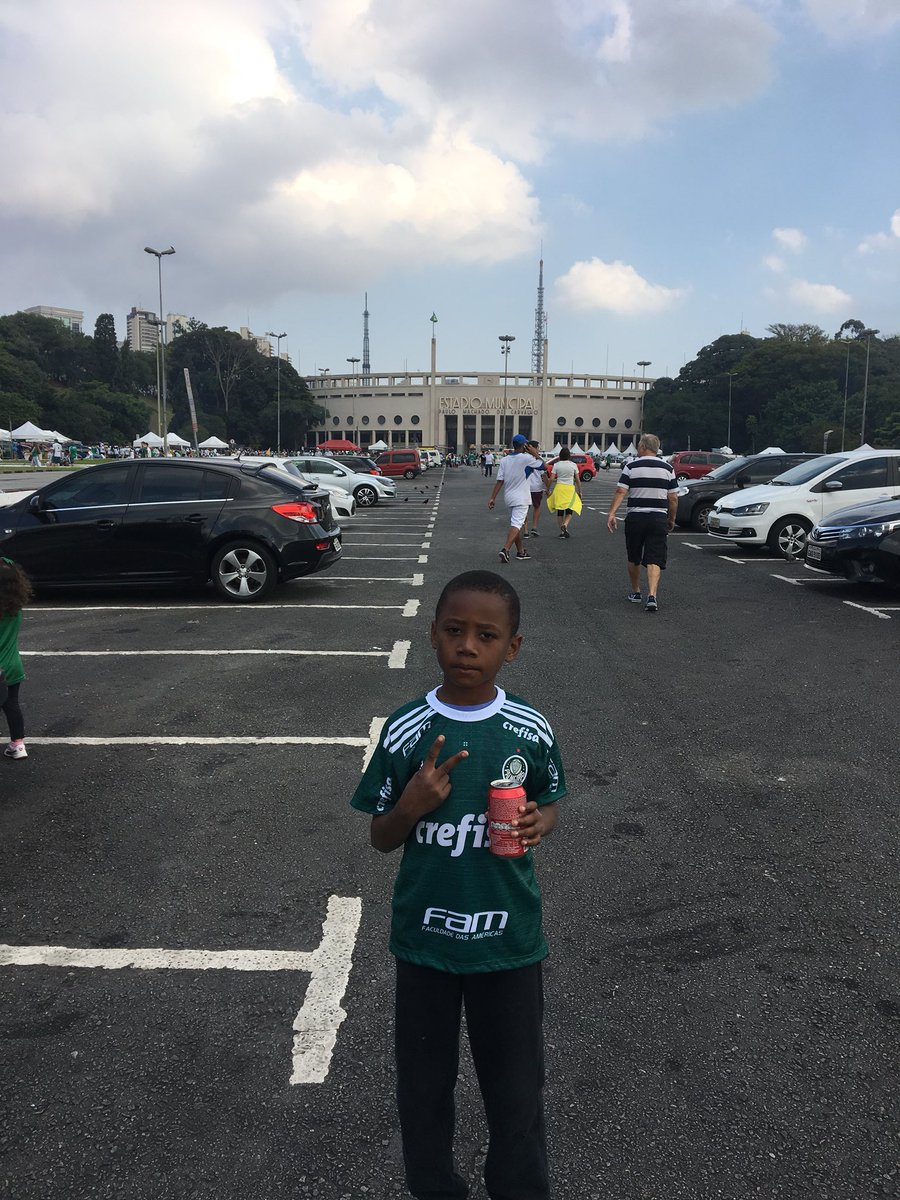 ASM7's tweet photo. Não sei nem como contar isso, mas esse mlk tem 8 anos, mora na rua e é pedinte no metrô. Disse que vai sozinho em jogos do Palmeiras no Pacaembu pq criança não paga. E não é que foi assim mesmo? É um tapa na cara de muitos que se dizem torcedor, dei o lanche e a camisa com gosto. https://t.co/QiqF3NvfI1