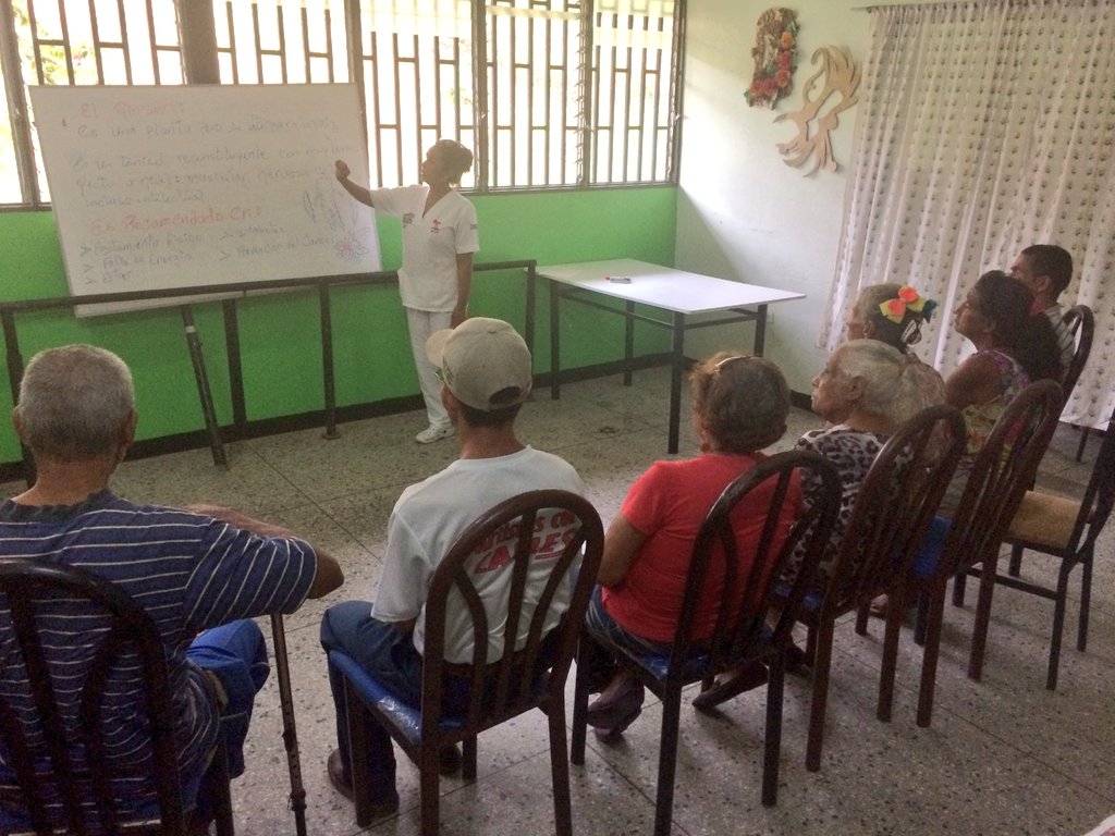 amilcarciber's tweet photo. En El #AreaDeProgramasSociales 📚 #MedicinaNaturalYPreventiva 🍵Nuestras Licdas. Coromoto García👩 & Jacinta Peraza👧Les Hablaron A Nstros Adultos Mayores 👵👴👵👴 Sobre Qué Es El #Ginseng? 🍃🍃🍃 Y Para Que Sirve? @magallyvina @salainass @NicolasMaduro @FNNSimon @DPresidencia https://t.co/O28Nt8GVKD