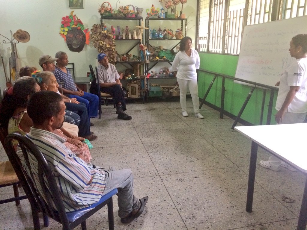 amilcarciber's tweet photo. En El #AreaDeProgramasSociales 📚 #MedicinaNaturalYPreventiva 🍵Nuestras Licdas. Coromoto García👩 & Jacinta Peraza👧Les Hablaron A Nstros Adultos Mayores 👵👴👵👴 Sobre Qué Es El #Ginseng? 🍃🍃🍃 Y Para Que Sirve? @magallyvina @salainass @NicolasMaduro @FNNSimon @DPresidencia https://t.co/O28Nt8GVKD