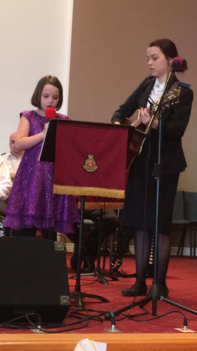 GamboArmy's tweet photo. Miss Ashley singing with her big sis Genessa playing the guitar https://t.co/BaXJSxLYHu
