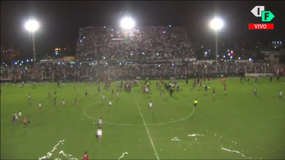 InteriorFut's tweet photo. 📺 #IFPlay ¡FINAL EN SANTIAGO DEL ESTERO Y RÍO CUARTO! @CACCSANTIAGO ganó 2-1 ante @defensoresvrllo y ascendió a la #BNacional. @GimnasiaMendoza cayó ante @EstudiantesRio4 en la Provincia de Córdoba 2-1. Lo viviste por @InteriorFut https://t.co/NGKmrw1bRW