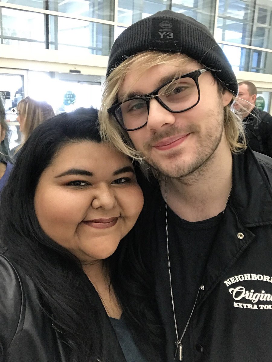 Texas5SOSTeam's tweet photo. Thank you @5SOS for an incredible crazy, fun few days! Hope we made you guys smile a little even though you had a rough week π See you in September π€π½ #5SOS3Houston #5SOS3Dallas
- @lovelovelove343 https://t.co/bjgzrJqwUU