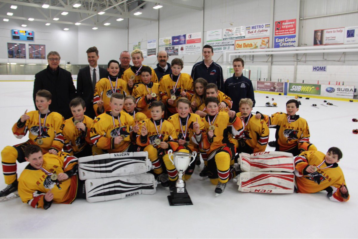 06_riptide's tweet photo. Proud to hoist the Oyster Cup! Presenting the 2018 champs @AndrewsHockey1 @joshhandrews @thehockeyprof @PEIOYSTERCUP https://t.co/CGfEfsw9jd