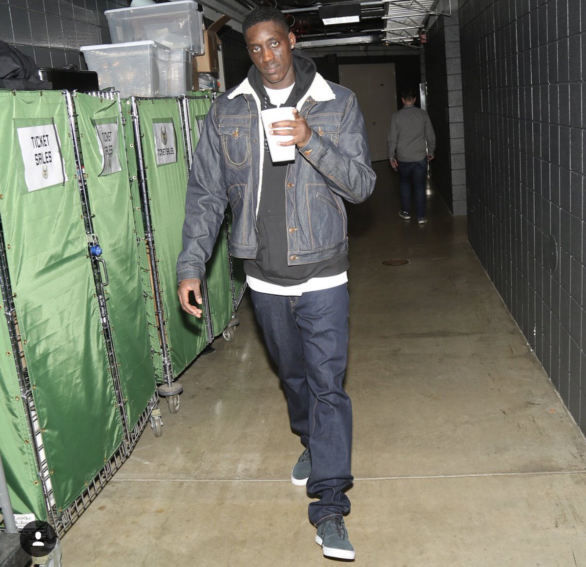 Kundiddy25's tweet photo. @TonySnell21_ fashion game these past 2 games 💯 #Icon #BucksIn6 https://t.co/fvV82zRuR5
