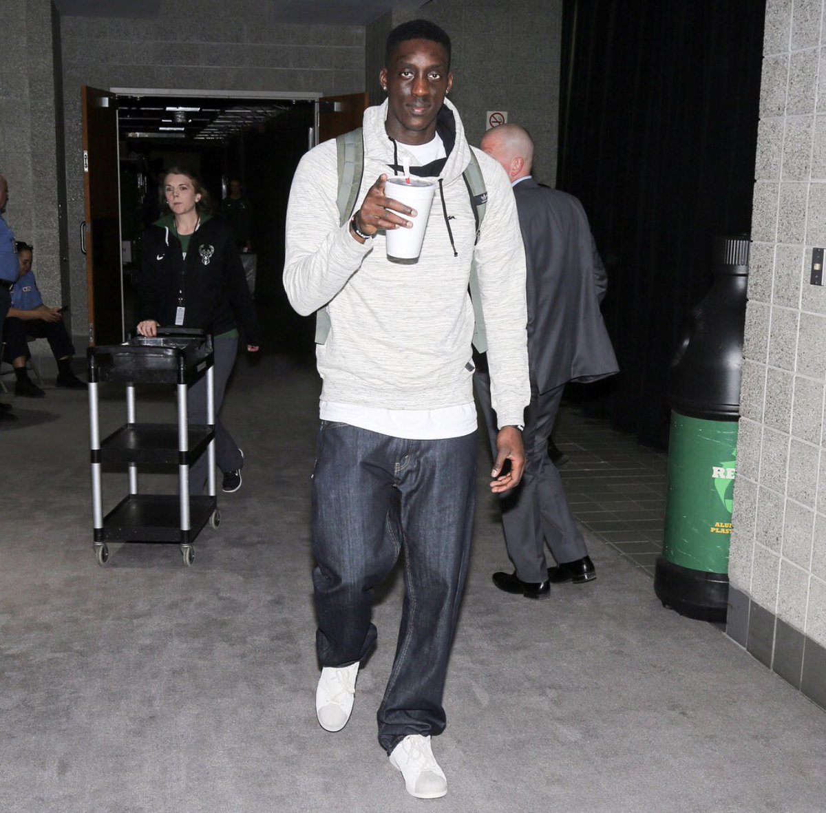Kundiddy25's tweet photo. @TonySnell21_ fashion game these past 2 games 💯 #Icon #BucksIn6 https://t.co/fvV82zRuR5