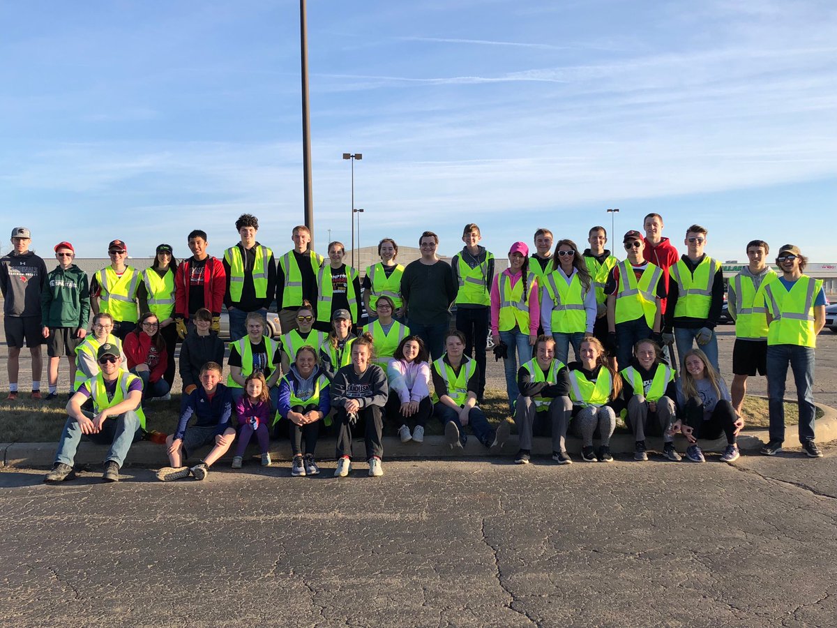 ecarlsonshs's tweet photo. Happy #EarthDay : Thank you, SHS Students for participating in Adopt-a-Highway today! @glasecki3 @MrCarlsonSHS https://t.co/8CxPqfY67x