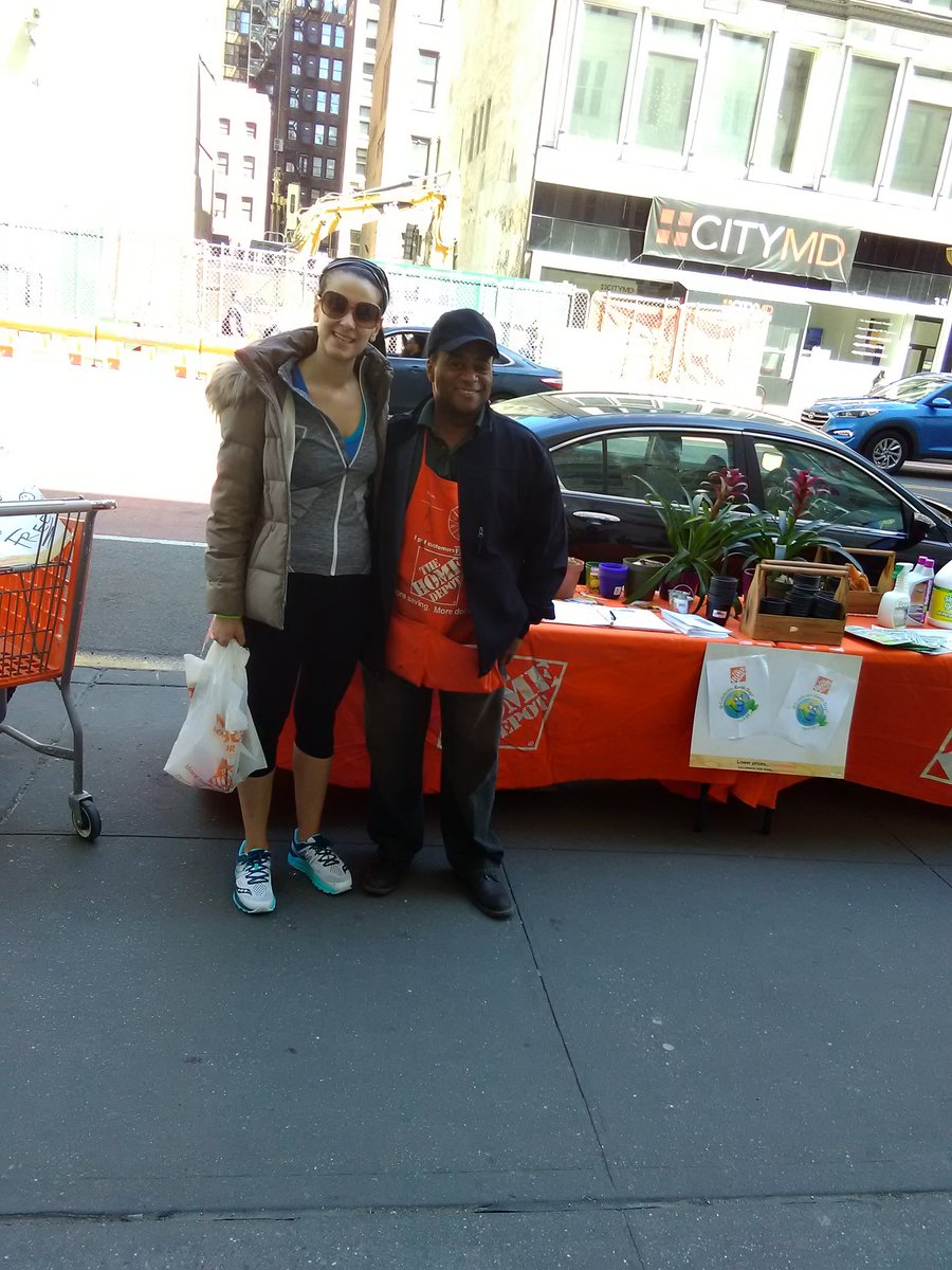 almanigault1's tweet photo. 6175-having fun with our customers on Earth Day. https://t.co/uw8RBzbSJZ