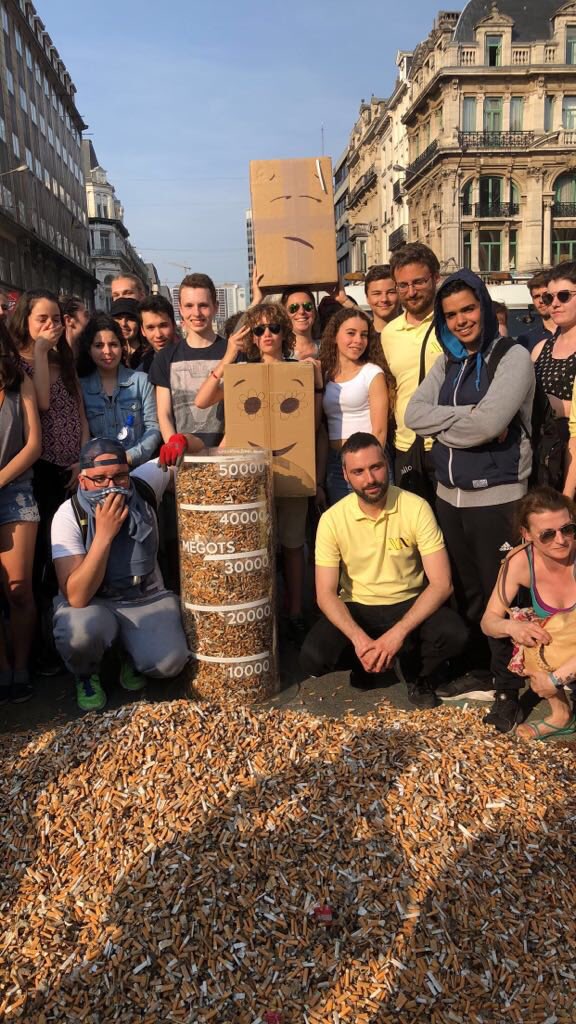 CecCecRoba's tweet photo. Action Citoyenne à Uccle et rassemblement à la Bourse. Pas de mot pour les 220 000 mégots💀 en soutien avec #LeoNotHappy https://t.co/2gdNVQdMJc