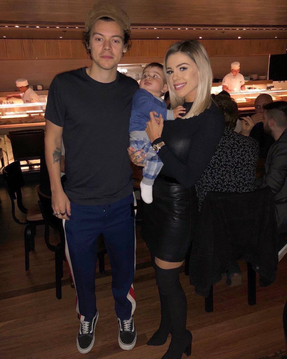 1Dliveupdates's tweet photo. Harry was at Nobu in Melbourne yesterday! https://t.co/3LrT4d08sI