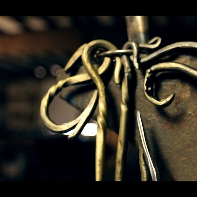 skullandspade's tweet photo. Set O’ Keys video is online now. Nothing like keychains made of brasses steel to open up yer suds. Please and thanks.
#youtuber #shoplife #makesomethingeveryday #maker #makersmovement #forgedinfire #darkseas #krakensuds #handmade #blackmsmith #steel #br… https://t.co/E3RaD3GQGF https://t.co/paXpuZuf6F