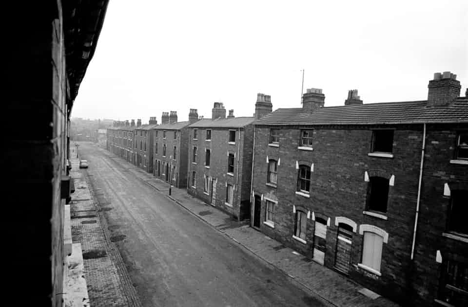 This week’s Sunday scrolling going back to our roots in Birmingham pictures from 1968 by American photographers Janet Mendelsohn and Richard P. Rogers. The photos explore the poverty in Balsall Heath, #Birmingham. 
Link to Guardian article here: theguardian.com/cities/gallery…