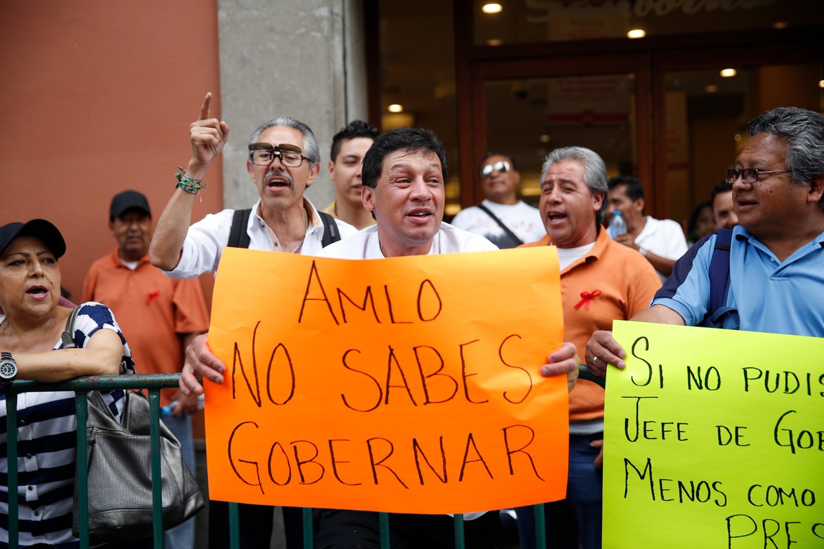 ExpPolitica's tweet image. Mientras en Twitter apoyan al presidenciable de Morena con el hashtag #MéxicoConAMLO, afuera del Palacio de Minería lo repudian ow.ly/KdUh30jCu8D #DebateINE
