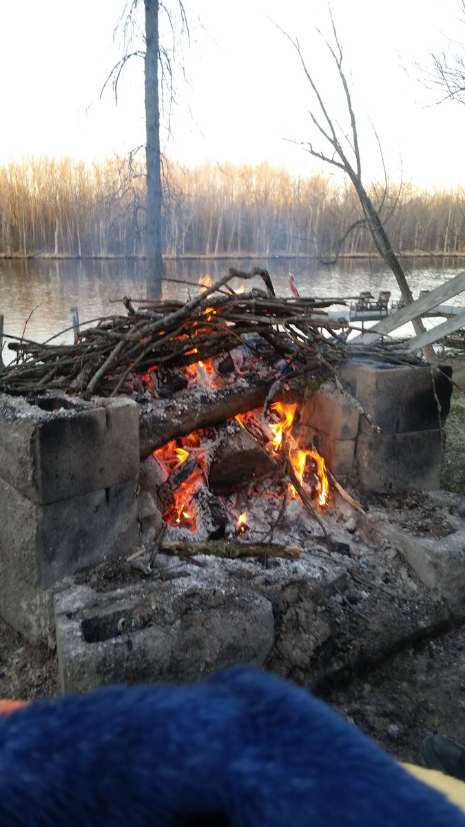 kelly_recore's tweet photo. First fire of the season... #thankfulforspring https://t.co/UUD2DdmGHh