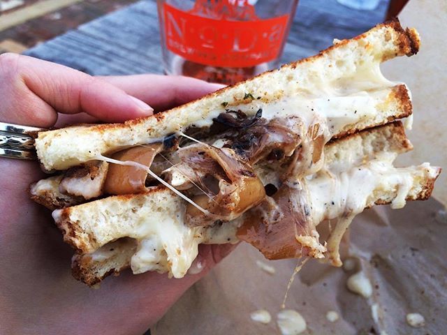 French onion grilled cheese from <a href="/bleubarnbistro/">Bleu Barn Bistro</a>
・
📷 <a href="/eatdrinkclt/">eatdrinkclt</a>
・
❤ Tag a friend who would love this &amp; tag us in your #foodtruck photos or use #hirefoodtrucks to get featured! ift.tt/2HUWrGM