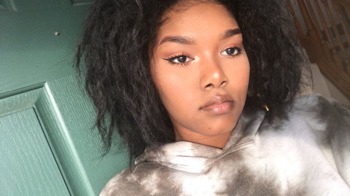 gabrielleamua13's tweet photo. prom look #1 many more to go with so little time and can we just appreciate the natural light☀️
products used listed below:
@MorpheBrushes
@lagirlusa
@juviasplace
@ecotools
@wetnwildbeauty
#makeup #Prom2k18 #promlooks #Morphe #ecotools #juviasplace #lagirls #wetnwildbeauty https://t.co/oIUGi6iFYp