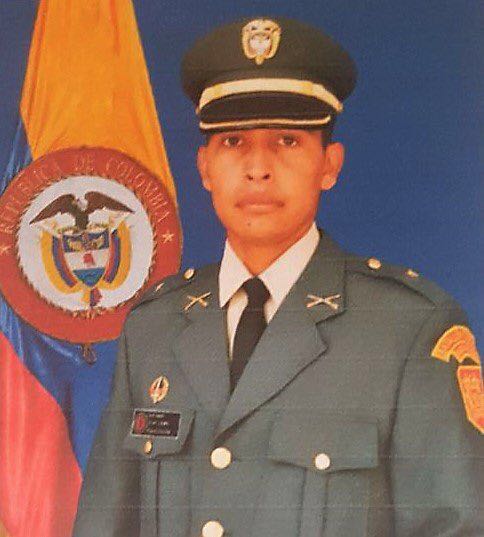 COL_EJERCITO's tweet photo. Lamentamos la muerte de nuestro héroe subteniente Juan David Campo Guachetá, quien perdió su vida al activar un campo minado en la vereda Casas Viejas, #Tumaco, durante el  cumplimiento de su misión, sirviéndole a la patria. Sentidas condolencias a sus familiares. #PazEnSuTumba https://t.co/xQy9sXzxke