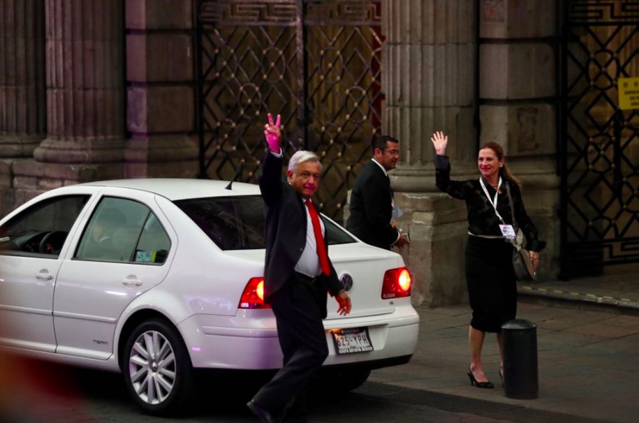 Megafono_Mx's tweet photo. En estos momentos llega AMLO al debate presidencial, acompañado de su esposa #MexicoConAMLO https://t.co/3E2nXvsMY9