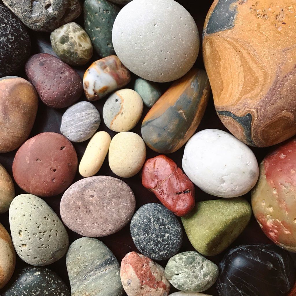 Azukki Twitterissa カラフルな石 模様のある石 まるい石が好きみたいです 石拾い 海の石 海で拾った石