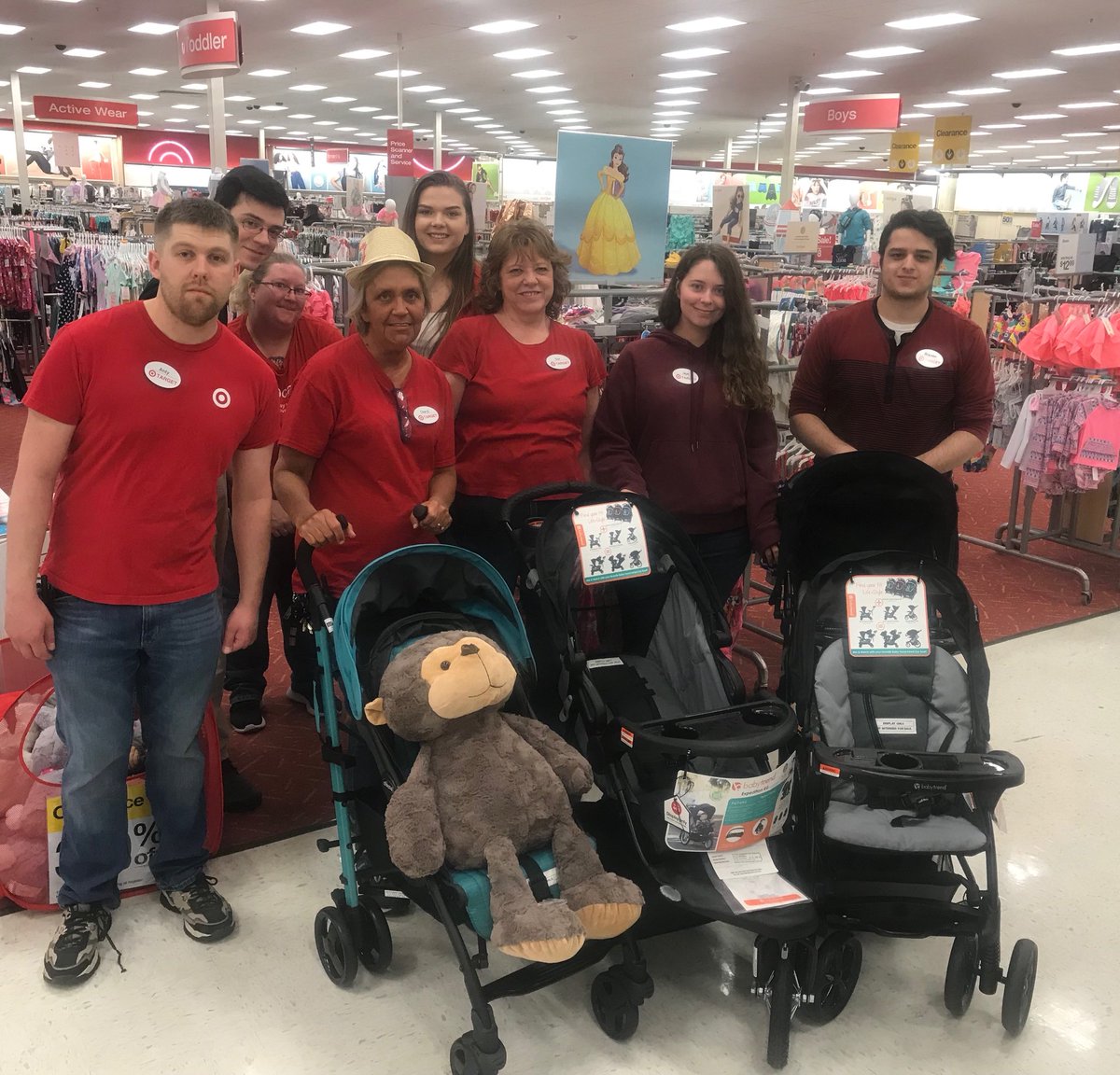 amy_tgt's tweet photo. @doug_gorski #trainingtheteam #learnattarget #carseatsandstrollers #sellitall #bestteamever 🍼🍼 @KevinKaminski10 @jennymeddles @ThatTylerHunt @buckeyeshaun @MeganLyons84 @Nicole_Harris1 https://t.co/Wr68IHXZ3I