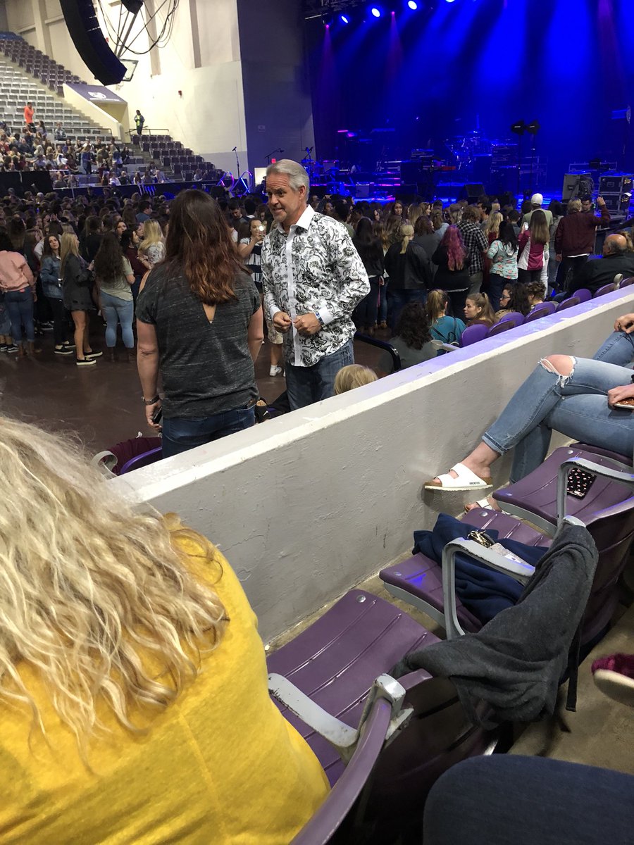 AmberEasterly's tweet photo. @KrisAllen is this ur dad? 😂 how do we get an autograph? https://t.co/kdQwVlNPN0