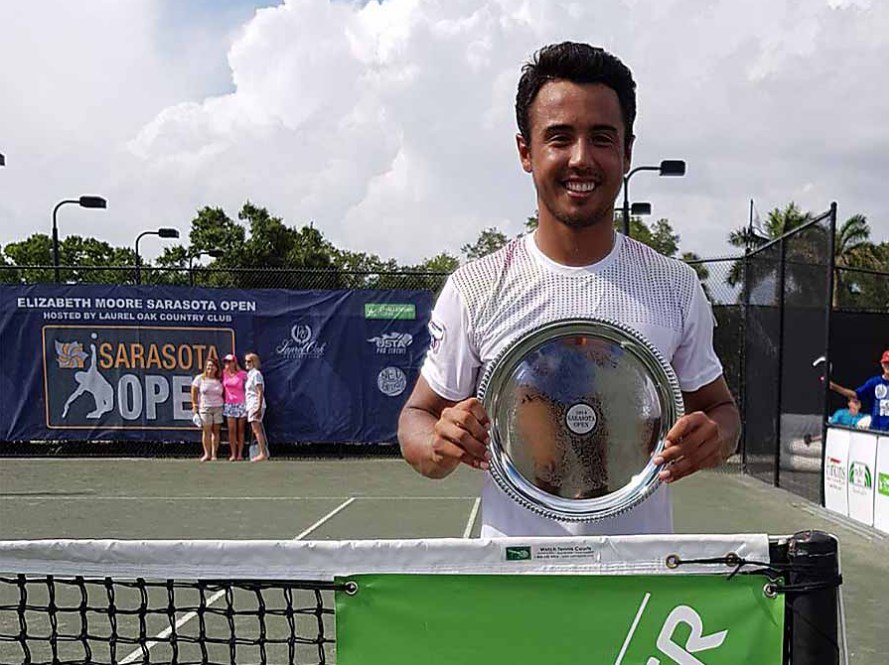 SC_ESPN's tweet photo. ¡Bolivia tiene un campeón de ATP! Hugo Dellien, a sus 24 años, ganó su primer Challenger en la ciudad de Sarasota, Estados Unidos. Derrotó 2-6, 6-4 y 6-2 al argentino Facundo Bagnis para darle el primer título al país del altiplano desde 1983 (Mario Martínez). 📸: @ATPChallenger. https://t.co/ww8xxZeFTF