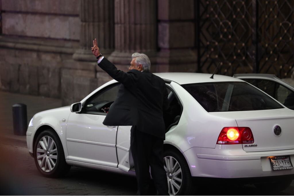 LucyMezaGzm's tweet photo. Llega nuestro líder al Palacio de Minería, @lopezobrador_ representa la esperanza y la paz del pueblo de #México. #MéxicoConAMLO #JuntosHaremosHistoria #MorelosConAMLO https://t.co/DuTAAGFwdo