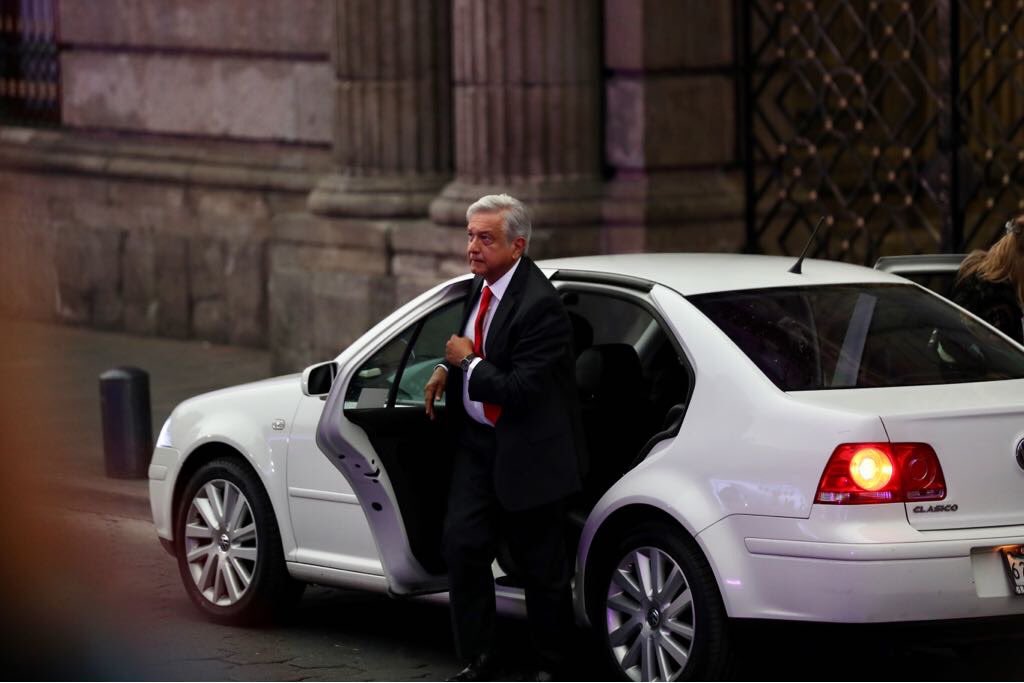 LucyMezaGzm's tweet photo. Llega nuestro líder al Palacio de Minería, @lopezobrador_ representa la esperanza y la paz del pueblo de #México. #MéxicoConAMLO #JuntosHaremosHistoria #MorelosConAMLO https://t.co/DuTAAGFwdo