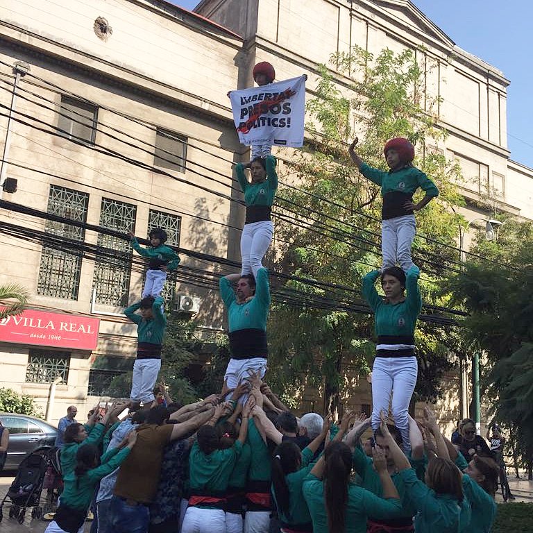 ANCXile's tweet photo. Avui hem celebrat Sant Jordi a Xile i junt amb els castellers xilens hem reivindicat la #LlibertatPresosPolítics @assemblea @omnium #Chile https://t.co/7lC4ZquKUF