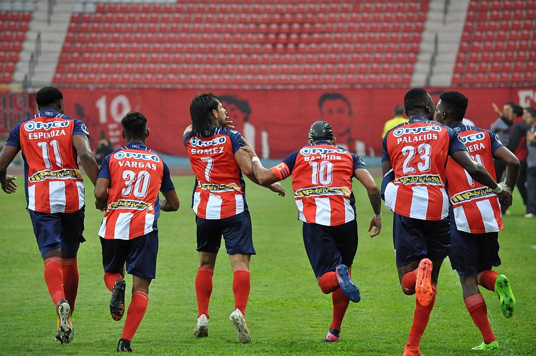LigaFUTVE's tweet photo. El Clásico Andino es rojiblanco 🔴⚪. El partido desarrollado en Mérida se selló con triunfo 2-1 de los locales ante el @DvoTachira.

📷 @EstudiantesMEFC 

... 
#LigaFUTVE #Temporada2018 #FutbolVenezolano 🔝⚽ https://t.co/AQrfvnvwUY