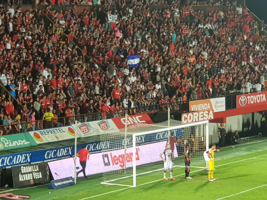 FannyT_LN's tweet photo. Las banderas #Honduras cada vez son más frecuentes en los partidos de #Alajuelense y en este #ClasicoCR no es la excepción #CuadrangularCR https://t.co/PrwXr3RgSG