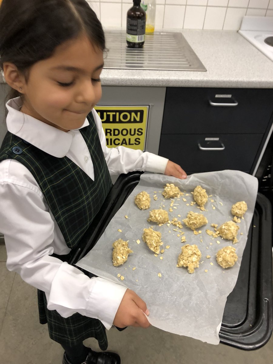 mspoolespoppets's tweet photo. 1/2L are making #ANZAC biscuits to learn about #AnzacDay https://t.co/T9bLm6eYW3
