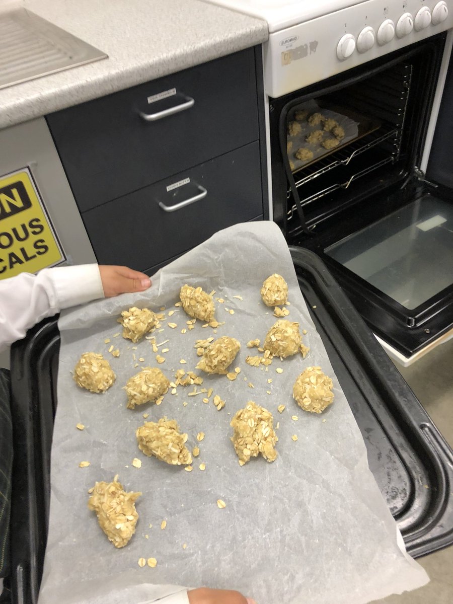 mspoolespoppets's tweet photo. 1/2L are making #ANZAC biscuits to learn about #AnzacDay https://t.co/T9bLm6eYW3