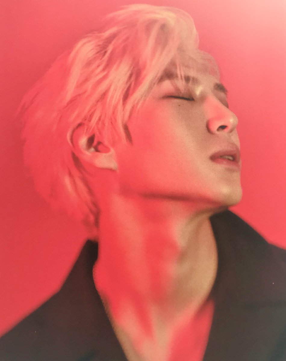 kanojokhj's tweet photo. The red version is.... so seeeeeeeeeexxxxxyyyyyyy (I personally recommend this photo shoot). #레오 #빅스 #Leo #VIXX #EAU_DE_VIXX #Scentist 
His eyes open or close #theyarekillers https://t.co/1dwTyWMyf3