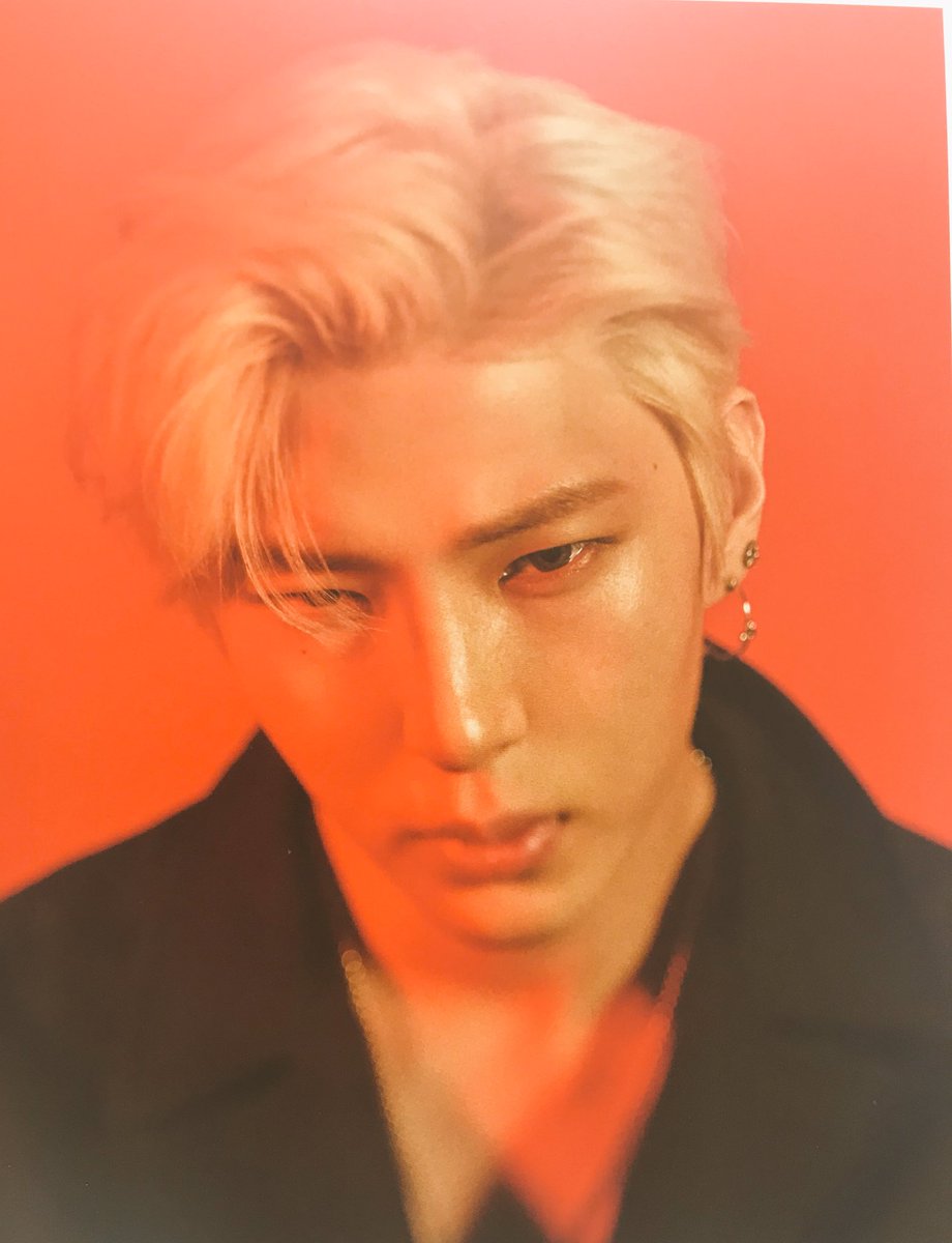 kanojokhj's tweet photo. The red version is.... so seeeeeeeeeexxxxxyyyyyyy (I personally recommend this photo shoot). #레오 #빅스 #Leo #VIXX #EAU_DE_VIXX #Scentist 
His eyes open or close #theyarekillers https://t.co/1dwTyWMyf3