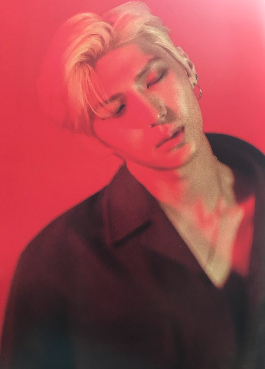 kanojokhj's tweet photo. The red version is.... so seeeeeeeeeexxxxxyyyyyyy (I personally recommend this photo shoot). #레오 #빅스 #Leo #VIXX #EAU_DE_VIXX #Scentist 
His eyes open or close #theyarekillers https://t.co/1dwTyWMyf3