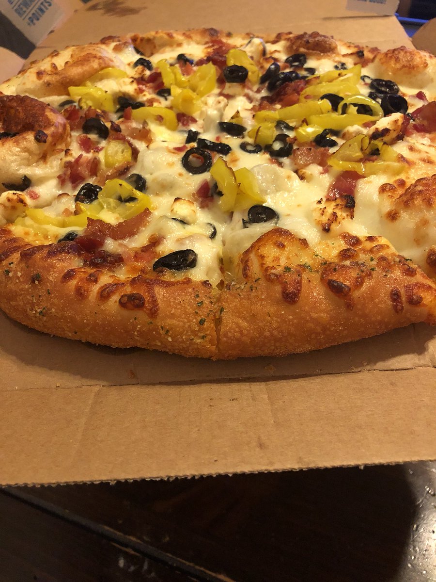 jdestewart's tweet photo. Thin crust is getting pretty thick apparently. 😒😒 @dominos https://t.co/hwYXE5HOhk