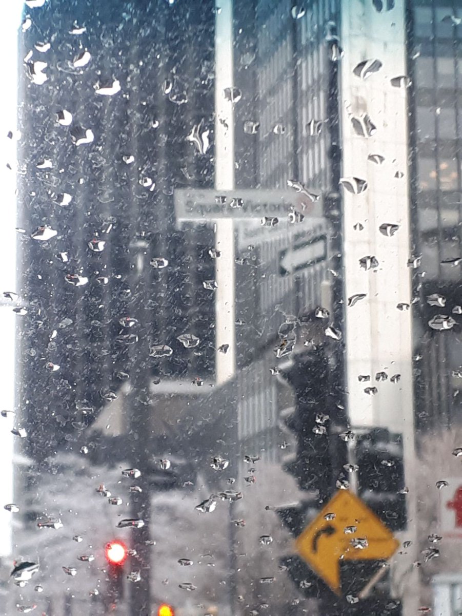 MLCvicar's tweet photo. #Gedanke 355: In #Montreal hatten wir dann weniger Glück mit dem Wetter: #Eissturm, #Glatteis, ... Wir haben uns tapfer bis #NotreDame durchgeschlagen und dann die nächsten Tage v.a. auf dem Zimmer (#Paddington2 ist btw echt gut!), im Museum und in Einkaufszentren verbracht, ... https://t.co/E0LX6Sdmgk
