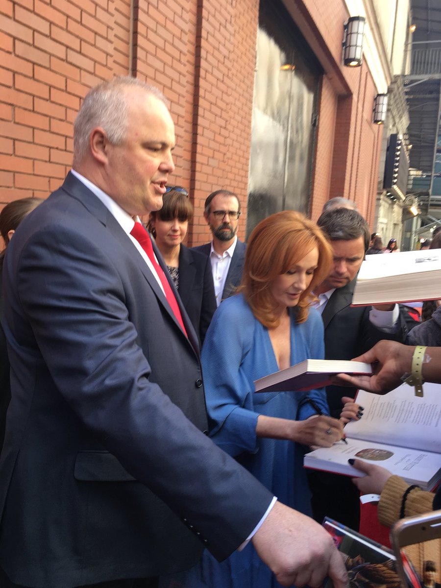 HPPlayFans's tweet photo. @jk_rowling, @jackthorne, #JohnTiffany &amp; @imogenheap signing autographs for fans earlier on the red carpet ⚡️ #CursedChildNYC https://t.co/5A8ipL5GdN