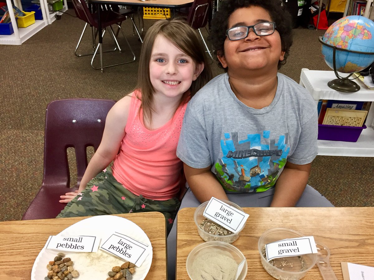 TroupClassSSP's tweet photo. 7-YEAR-OLD SCIENTISTS!?! Yes, yes we are. 👩🏾🔬 Geologists, to be precise! Using our senses to explore the rocks, and attributes to sort them.
#ssppride #tryeverythingkec https://t.co/yYZHaAOdC7