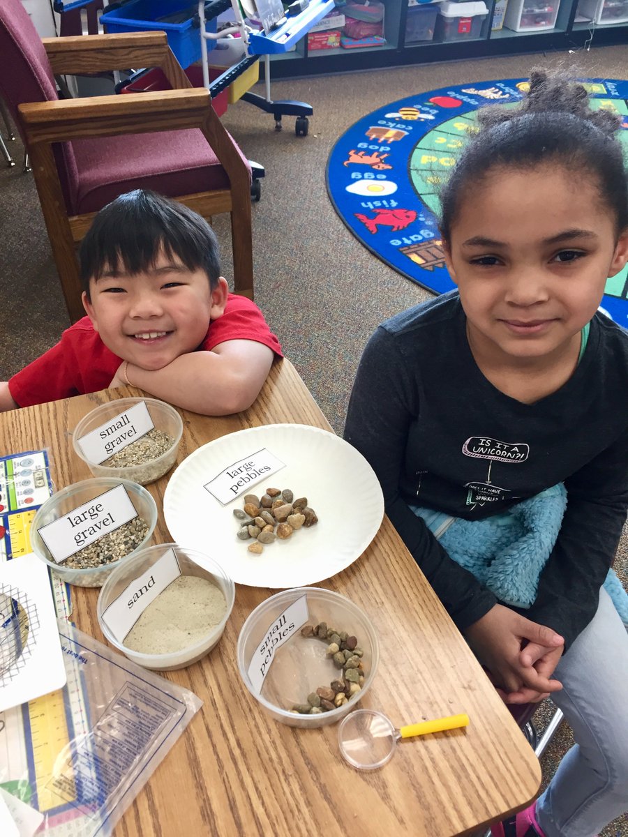 TroupClassSSP's tweet photo. 7-YEAR-OLD SCIENTISTS!?! Yes, yes we are. 👩🏾🔬 Geologists, to be precise! Using our senses to explore the rocks, and attributes to sort them.
#ssppride #tryeverythingkec https://t.co/yYZHaAOdC7