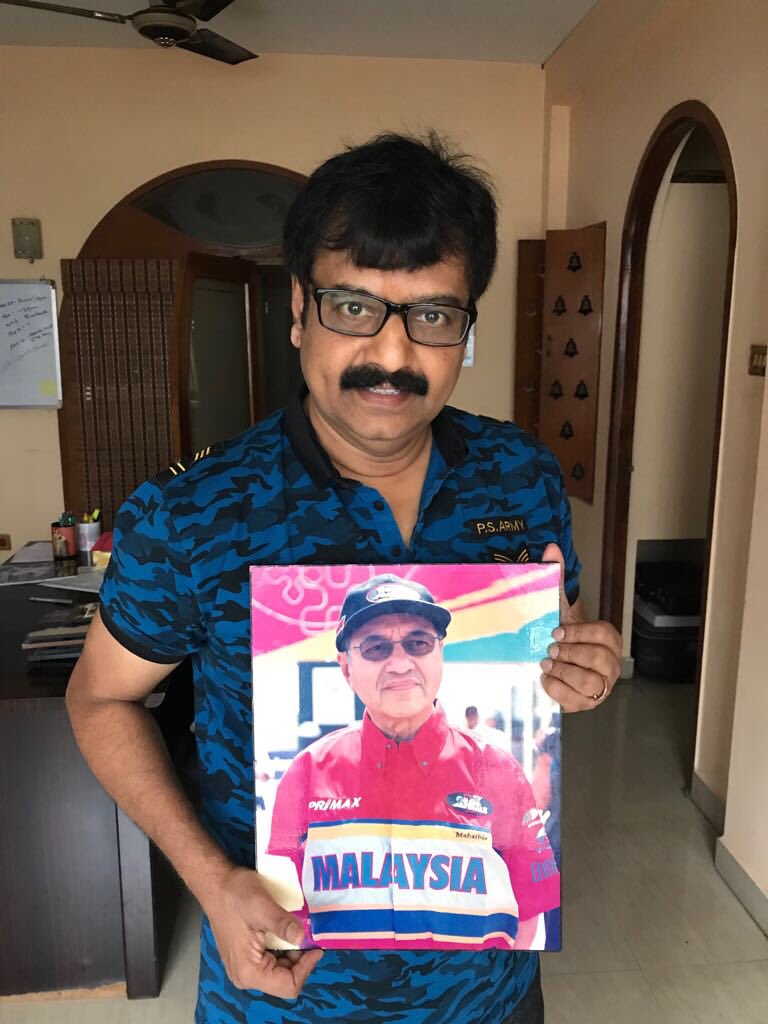 Actor_Vivek's tweet photo. I don’t know anything abt Malaysian politics. But I m taken aback by the sheer will of Dr.Tun.Mahathir to come bk to serve the nation at the age of 92(29!). Being the sculptor of Modern Malaysia he is a great inspiration for the youth. @chedetofficial @dinathanthi https://t.co/5Aj2vDJbbu