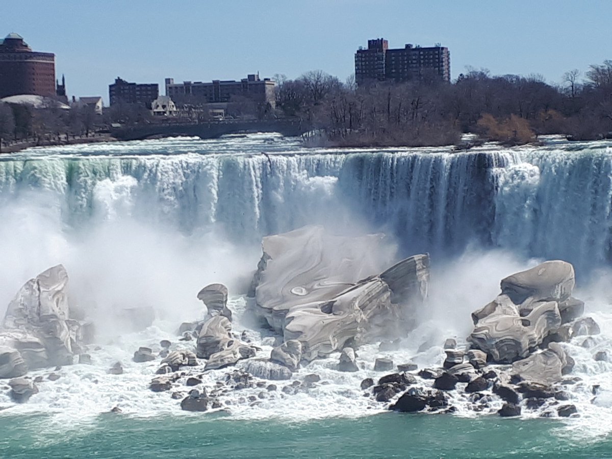 MLCvicar's tweet photo. #Gedanke 357: Am Samstag ging es dann zu den #NiagaraFalls, zu #BrocksMonument und nach #NiagaraOnTheLake. Nach den grauen Tagen war dann auch endlich der #Frühling angekommen. Ich habe also nun die Falls während aller vier Jahreszeiten gesehen. https://t.co/9RMMVwM8vc