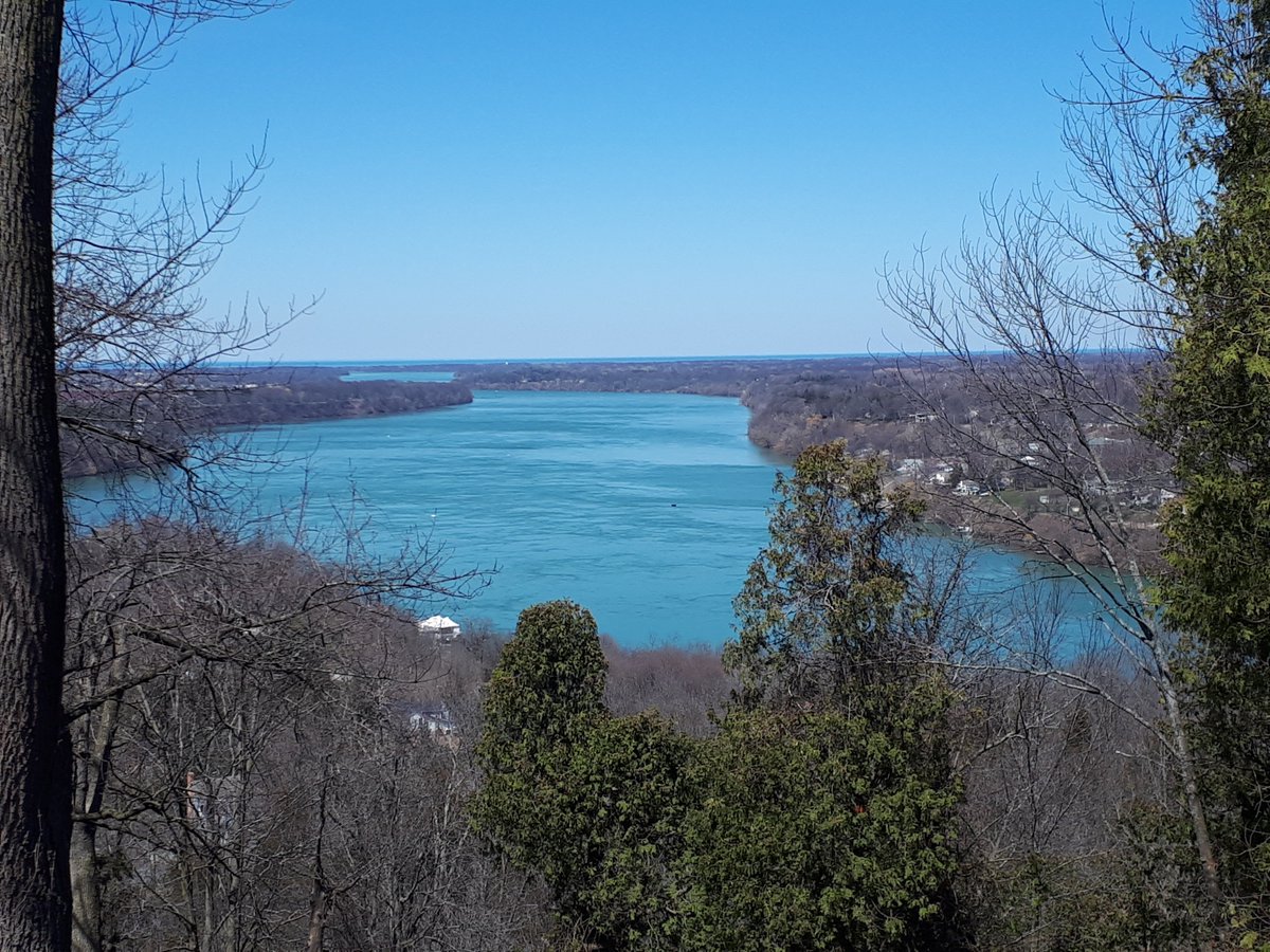 MLCvicar's tweet photo. #Gedanke 357: Am Samstag ging es dann zu den #NiagaraFalls, zu #BrocksMonument und nach #NiagaraOnTheLake. Nach den grauen Tagen war dann auch endlich der #Frühling angekommen. Ich habe also nun die Falls während aller vier Jahreszeiten gesehen. https://t.co/9RMMVwM8vc
