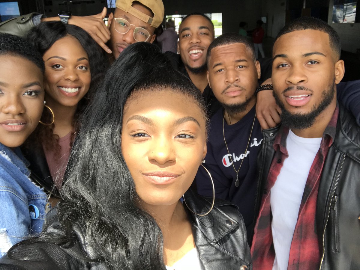 carahchronicles's tweet photo. this weekend I’ve gained a little sister and 3 brothers. 

seriously, this is a SQUAD. #fromtwittertoreallife https://t.co/cs43bK4XJh