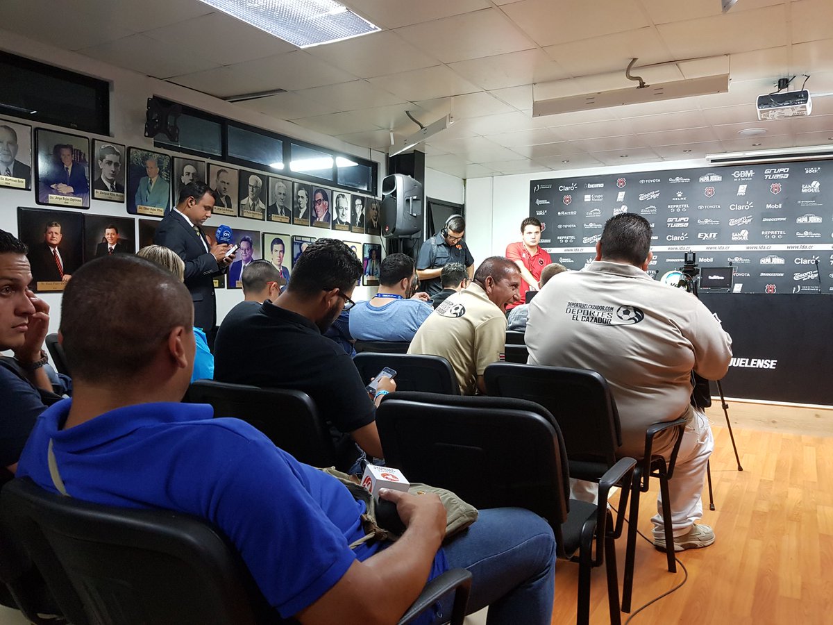 FannyT_LN's tweet photo. 📸 Sala de prensa llena a la espera de Víctor Cordero y Nicolás dos Santos tras el 3-3 en el #ClasicoCR 
#CuadrangularCR https://t.co/PvSqmN2ocT