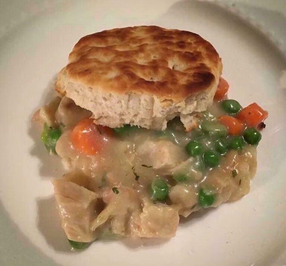 SensibleMeals's tweet photo. Chicken pot pie the sensible way 🥕🍗 #bodybuilding #cleaneating #heakthy #chickendinner #WinnerWinnerChickenDinner #fitfam https://t.co/cMY6kG8uDt
