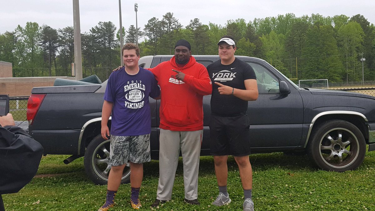 train0187's tweet photo. Rain or shine we grind!! Great session with @LaneTowery of York and new trainee 2019 6’4 285 Ben Ross of Emerald high!! This young man has a incredible ceiling!! #EMBRACETHECUTS #BUILTDIFFERENT #GRITWORK https://t.co/BIOx52NHNx