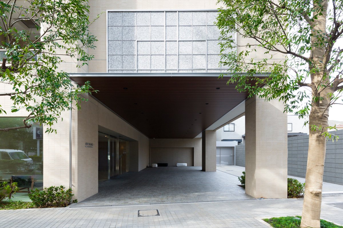 モリモトのsumau En Twitter 11年竣工 アールブラン南品川レジデンス キャノピー 庇 の上にある 御影石とアルミのアートパネルが特徴的なデザイン エントランスホールは 高級感あるライムストーン仕上げの床と壁で落ち着きのある上品な仕上がりです