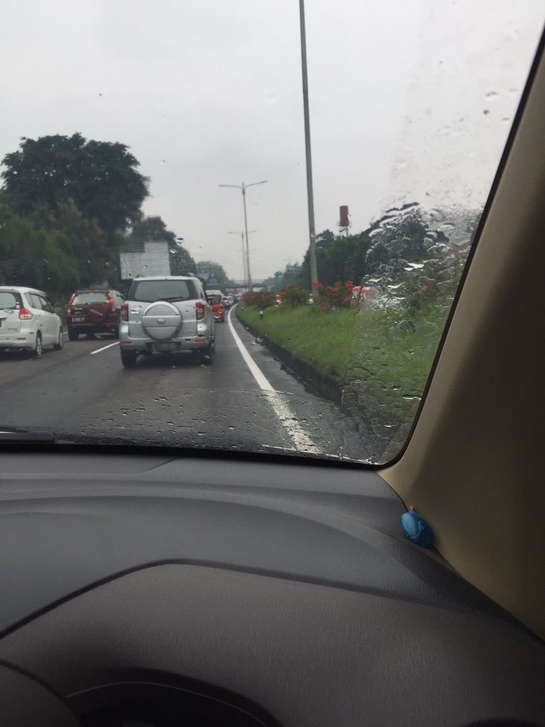 @lewamana #BDG RT @alam_aryanto: Keluar tol pasteur dr arah jkt antri sampai 2km